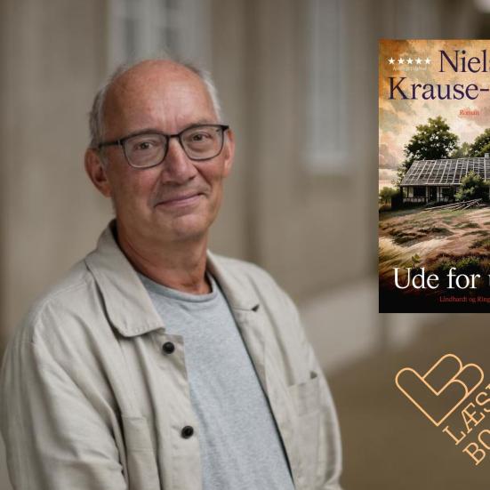 Niels Krause Kjær med bogen Ude for uden