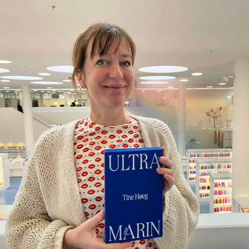 Maj med bogen Ultramarin