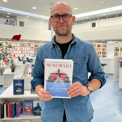 Paul med bogen Monumentet