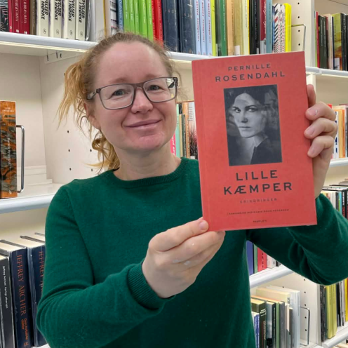 Signe med bogen Lille kæmper